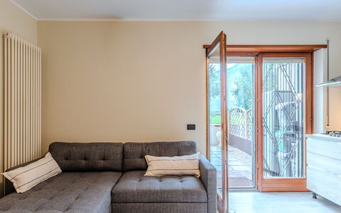 La Rosa: Meubles, Design Intérieur, Sol, Sol, Canapé, Mur, Bois, Parquet, Pièce, Salon