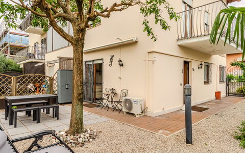 La Rosa: Zone Résidentielle, Domicile, Porte, Balcon, Pot De Fleur, Plante D'Appartement, Cour, Ombre, Cour, Porche