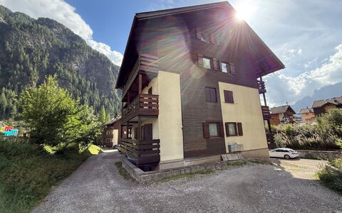 Snow Home col Rodella: Herbe, Architecture, Domicile, Maison, Lot Terre, Chalet, Biens, Ferme, Cour, Pelouse