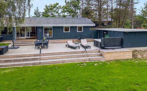 Dirtje - 850M from the Sea: Domicile, Toit, Architecture, Maison, Lot Terre, Chalet, Ombre, Biens, Siding, Cour