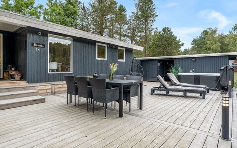 Dirtje - 850M from the Sea: Domicile, Toit, Architecture, Maison, Lot Terre, Chalet, Ombre, Biens, Siding, Cour