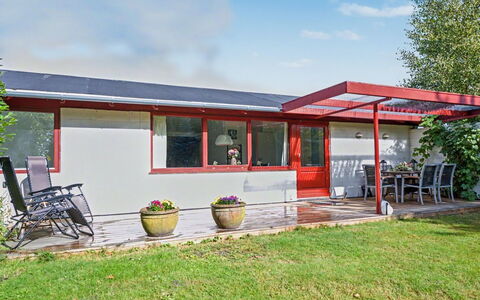 Mea - 750M from the Sea: Toit, Domicile, Porte, Chalet, Ombre, Jardin, Cour, Ferme, Pelouse, Batiments Jardin