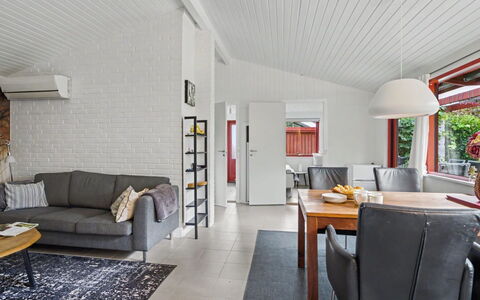 Mea - 750M from the Sea: Sol, Bois, Canapé, Design Intérieur, Plafond, Meubles, Sol, Salon, Domicile