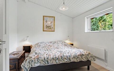 Mea - 750M from the Sea: Lit, Chambre, Design Intérieur, Bois, Drap De Lit, Plafond, Literie, Sol, Sol, Meubles