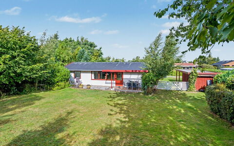 Mea - 750M from the Sea: Herbe, Arbuste, Maison, Toit, Domicile, Jardin, Chalet, Couverture De Sol, Pelouse