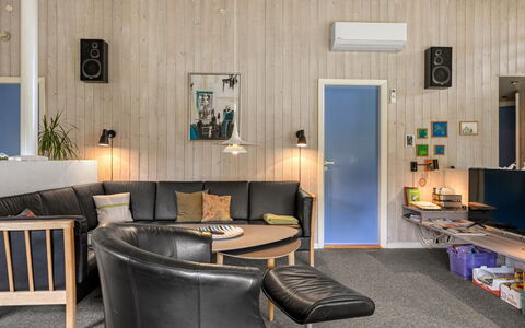 Aderice - 1.6Km from the Sea: Meubles, Design Intérieur, Mur, Sol, Bois, Sol, Canapé, Plafond, Salon, Luminaire