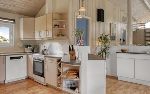 Aderice - 1.6Km from the Sea: Cuisine, Meubles, Comptoir, Design Intérieur, Appareil De Cuisine, Sol, Bois, Plafond, Cabinetry, Principaux Appliance