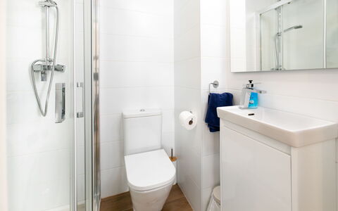 Caribe: Salle De Bains, Luminaire Plomberie, Design Intérieur, Sol, Siège De Toilette, Sol, Toilette, Plomberie, Évier, Pièce