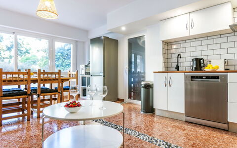 Popa: Sol, Design Intérieur, Cuisine, Sol, Principaux Appliance, Bois, Meubles, Plafond, Appareil De Cuisine, Comptoir