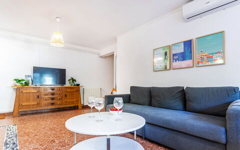 Popa: Meubles, Design Intérieur, Canapé, Sol, Sol, Salon, Pièce, Table, Télévision, Appartement