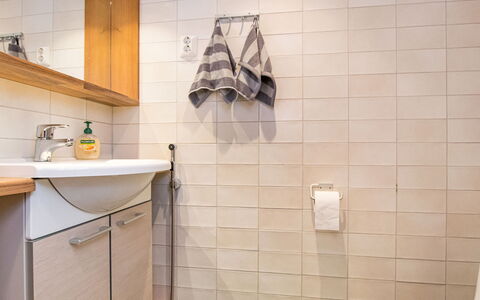 Mäkrä 3: Sol, Mur, Sol, Salle De Bains, Luminaire Plomberie, Design Intérieur, Évier, Lavabo, Robinet, Toilette
