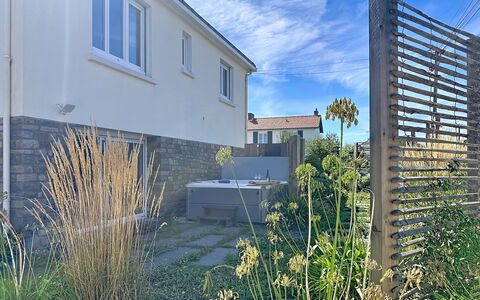 Le Terrier Préfaillais, Jacuzzi: Mur, Zone Résidentielle, Arbuste, Domicile, Lot Terre, Jardin, Clôture, Aménagement Paysager, Accueil Escrime, Passerelle