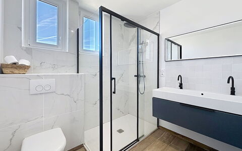 Le Terrier Préfaillais, Jacuzzi: Sol, Salle De Bains, Luminaire Plomberie, Sol, Design Intérieur, Plomberie, Robinet, Tuile, Miroir, Plafond