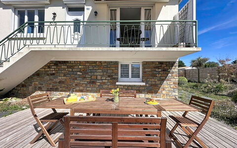 Le Terrier Préfaillais, Jacuzzi: Porche, Meubles, Zone Résidentielle, Domicile, Porte, Balcon, Plate-Forme, Mobilier De Jardin, Chaise, Chalet