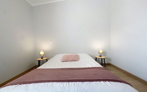La Plaine-Sur-Mer 801: Lit, Mur, Chambre, Design Intérieur, Sol, Meubles, Bois, Drap De Lit, Sol, Literie