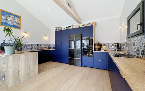 La Plaine-Sur-Mer 801: Design Intérieur, Sol, Cuisine, Meubles, Bois, Cabinetry, Sol, Comptoir, Plafond, Parquet