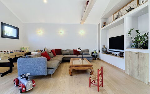 La Plaine-Sur-Mer 801: Meubles, Design Intérieur, Sol, Mur, Canapé, Sol, Bois, Plafond, Salon, Pièce