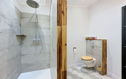 La Plaine-Sur-Mer 801: Sol, Mur, Sol, Bois, Luminaire Plomberie, Design Intérieur, Tuile, Salle De Bains, Toilette, Composite