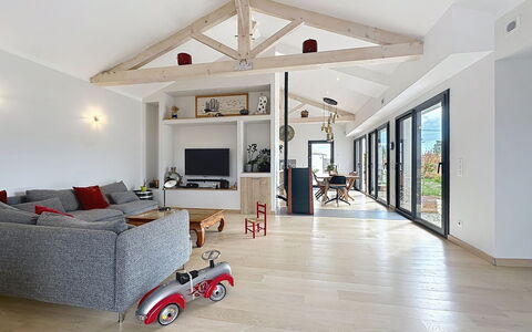 La Plaine-Sur-Mer 801: Meubles, Design Intérieur, Sol, Bois, Plafond, Sol, Canapé, Parquet, Salon, Éclairage