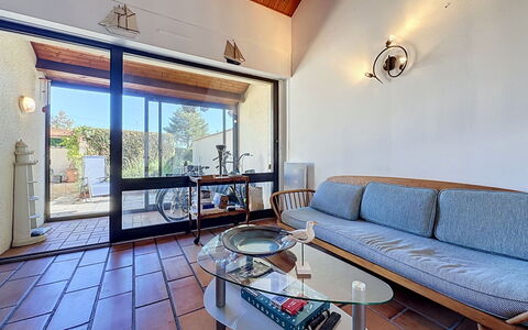 Les Hauts de la Noëveillard: Sol, Design Intérieur, Sol, Meubles, Plafond, Éclairage, Table, Chaise, Pièce, Salon