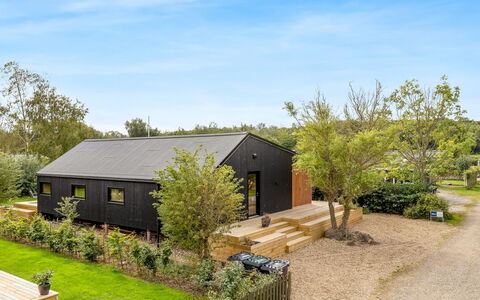 Munibert - 100M from the Sea: Herbe, Arbuste, Chalet, Jardin, Ferme, Biens, Aménagement Paysager, Batiments Jardin, Cour