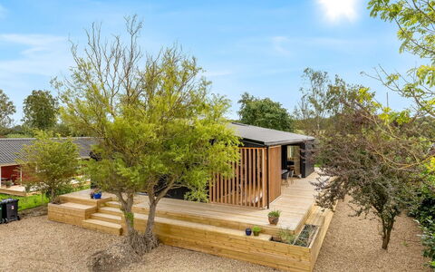 Munibert - 100M from the Sea: Arbuste, Lot Terre, Jardin, Chalet, Batiments Jardin, Ombre, Cabanon, Arrière-Cour, Dur, Cour