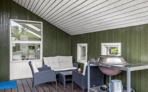 Dior - 800M from the Sea: Bois, Plafond, Sol, Design Intérieur, Sol, Meubles, Dur, Planche, Tache De Bois, Chaise