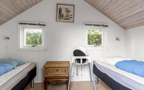 Dior - 800M from the Sea: Chambre, Lit, Bois, Meubles, Design Intérieur, Plafond, Domicile, Literie, Drap De Lit, Maison