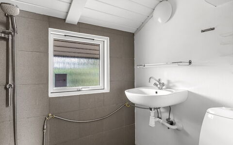 Dior - 800M from the Sea: Luminaire Plomberie, Salle De Bains, Sol, Sol, Plafond, Design Intérieur, Toilette, Plomberie, Évier, Robinet