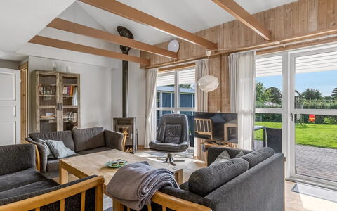 Helrun - 800M from the Sea: Meubles, Design Intérieur, Sol, Sol, Bois, Canapé, Plafond, Parquet, Pièce, Salon