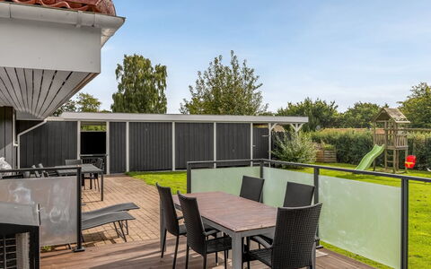 Helrun - 800M from the Sea: Architecture, Porche, Meubles, Mobilier De Jardin, Domicile, Ombre, Chaise, Tableau De Plein Air, Jardin, Aménagement Paysager