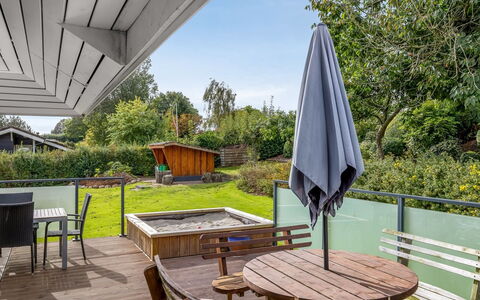 Helrun - 800M from the Sea: Meubles, Mobilier De Jardin, Arbuste, Porche, Lot Terre, Jardin, Plate-Forme, Chaise, Ombre, Dur