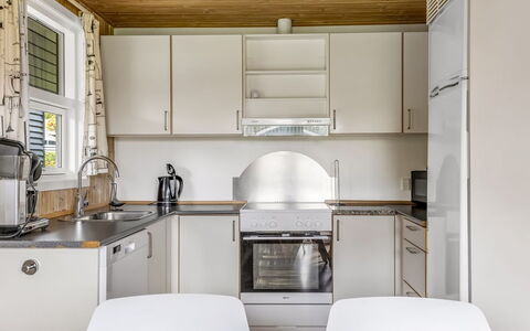 Helrun - 800M from the Sea: Appareil De Cuisine, Cuisine, Sol, Design Intérieur, Comptoir, Principaux Appliance, Bois, Meubles, Plafond, Sol
