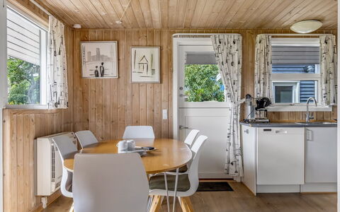 Helrun - 800M from the Sea: Meubles, Sol, Design Intérieur, Bois, Sol, Plafond, Table Cuisine Et Salle A Manger, Salle À Manger, Domicile, Parquet