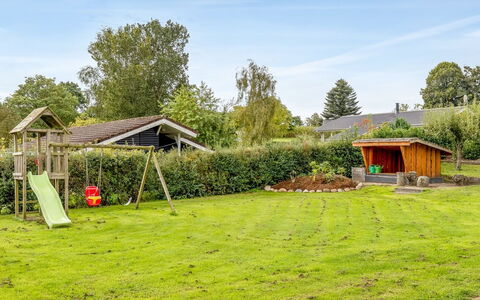 Helrun - 800M from the Sea: Herbe, Jardin, Arbuste, Lot Terre, Pelouse, Couverture De Sol, Arrière-Cour, Ombre, Aménagement Paysager
