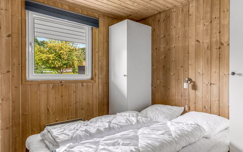 Helrun - 800M from the Sea: Bois, Chambre, Sol, Sol, Lit, Plafond, Design Intérieur, Drap De Lit, Literie, Tache De Bois