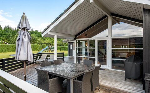 Tobias - 30Km from the Sea: Domicile, Porche, Plate-Forme, Chalet, Ombre, Dur, Mobilier De Jardin, Conception, Siding, Chaise