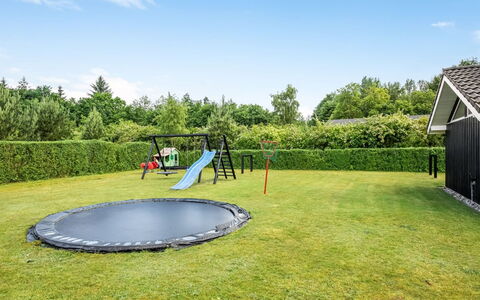 Tobias - 30Km from the Sea: Herbe, Trampoline, Trampolining - Materiel Et Fournitures, Jardin, Pelouse, Ombre, Aménagement Paysager, Parc, Trampolining, Loisir