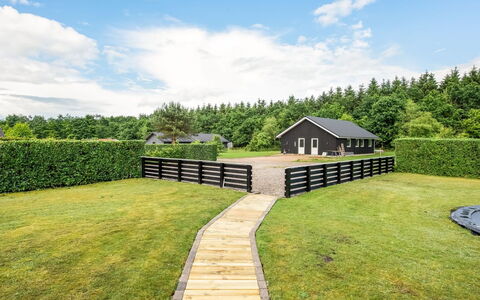 Tobias - 30Km from the Sea: Jardin, Pelouse, Chalet, Clôture, Aménagement Paysager, Ombre, Cour, Parc, Accueil Escrime, Ferme