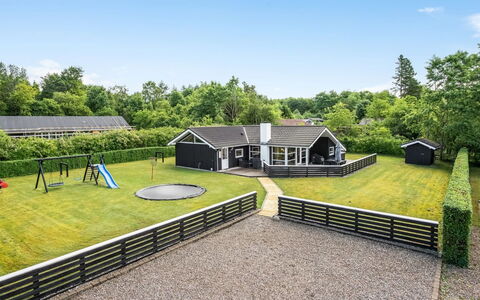 Tobias - 30Km from the Sea: Maison, Toit, Chalet, Clôture, Pelouse, Jardin, Cour, Biens, Ferme, Ombre