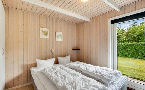 Tobias - 30Km from the Sea: Bois, Chambre, Lit, Cadre De Lit, Drap De Lit, Literie, Plafond, Dur, Tache De Bois, Planche
