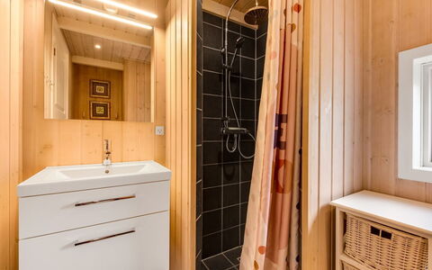 Tobias - 30Km from the Sea: Sol, Mur, Sol, Bois, Design Intérieur, Luminaire Plomberie, Lavabo, Plafond, Armoire De Toilette, Évier