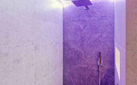 Das Maridl: Luminaire Plomberie, Sol, Plafond, Sol, Plomberie, Luminaire, Salle De Bains, Tuile, Tete De Douche, Douche