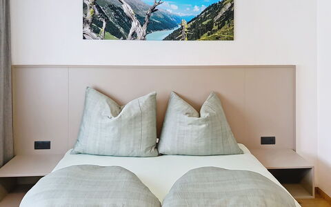 Das Maridl: Design Intérieur, Chambre, Bois, Lit, Meubles, Sol, Sol, Drap De Lit, Pièce, Literie