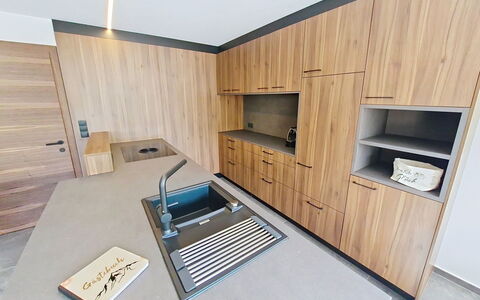 Das Maridl: Sol, Bois, Design Intérieur, Sol, Comptoir, Meubles, Cabinetry, Cuisine, Plafond, Parquet