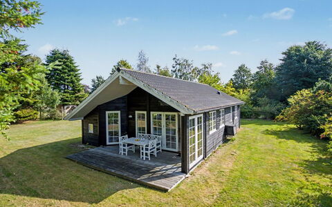 Heidrun - 400M from the Sea: Chalet, Biens, Cour, Batiments Jardin, Ferme, Porche, Siding, Recours