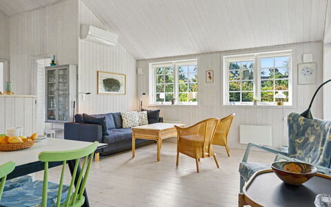 Heidrun - 400M from the Sea: Bois, Design Intérieur, Meubles, Sol, Plafond, Sol, Domicile, Canapé, Salon, Chaise