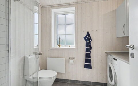 Heidrun - 400M from the Sea: Mur, Sol, Sol, Bois, Luminaire Plomberie, Toilette, Salle De Bains, Évier, Siège De Toilette, Plomberie