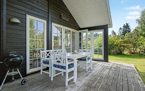 Heidrun - 400M from the Sea: Bois, Porche, Domicile, Maison, Chalet, Porte, Siding, Plate-Forme, Dur, Parquet