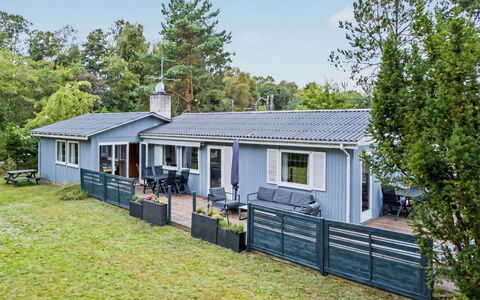 Karelia - 900M from the Sea: Maison, Domicile, Toit, Arbuste, Chalet, Zone Résidentielle, Siding, Porche, Jardin, Biens